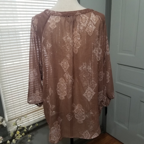 ✨ Maurices Plus Sheer Gold Striped Blouse - Picture 5 of 7